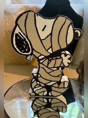 Snoopy Mummy decorating